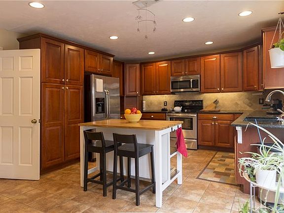 4th image of 4 Doral Pl