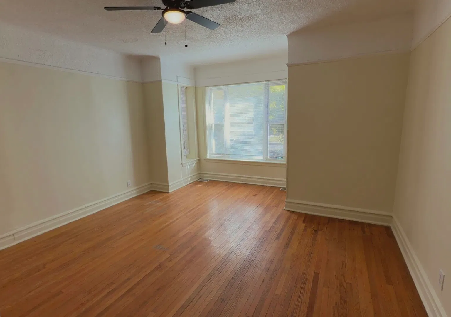 2 bed, 1.5 bath, 1350 sqft, $1,575 — Photo 2