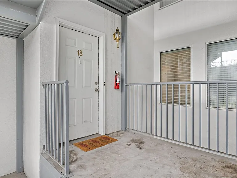 1541 N Riverside Ave #18 — Photo 7