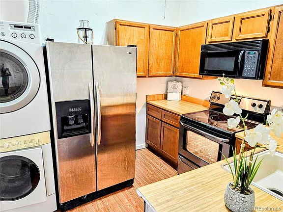 4th image of 912 S Dearborn Way #19