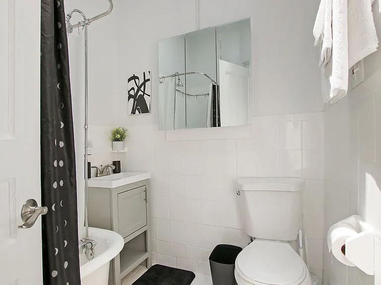 5220 N. Clark Street — Photo 8