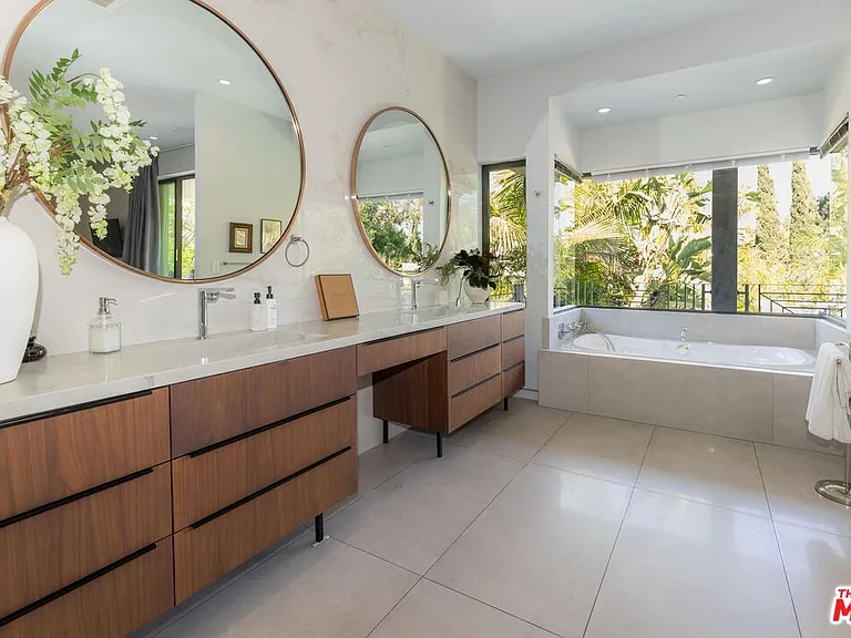 1724 N Sierra Bonita Ave — Photo 23