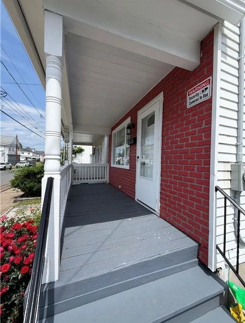 Charming 3BR Duplex in Kingston — Photo 1