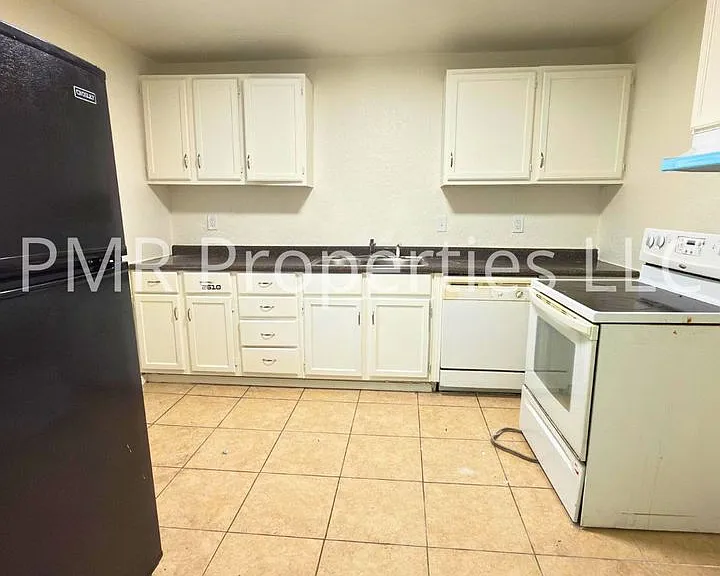 1808 NW Williams Ave — Photo 2