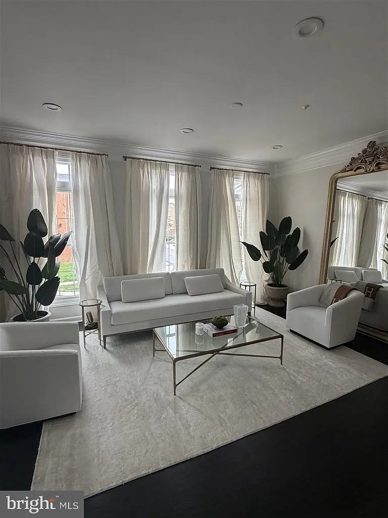 3 bed, 3.5 bath, 2588 sqft, $5,300 — Photo 4