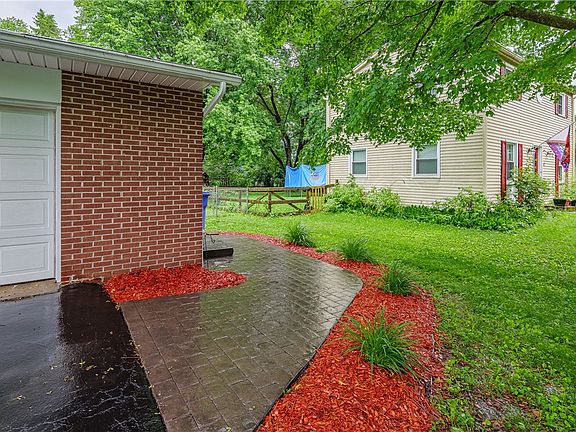 5th image of 25 Redwood Dr