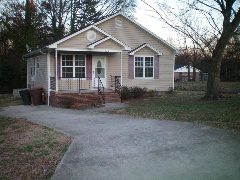 3 Bedrooms & 2 Baths!