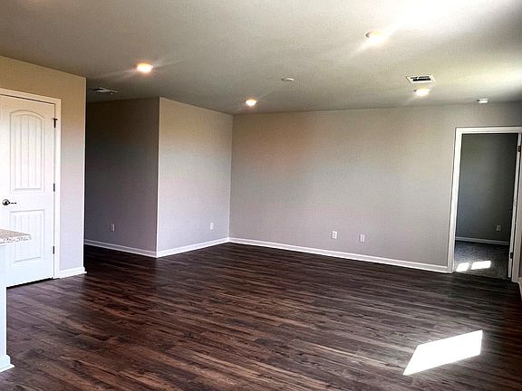 4th image of 401 Wrenwood Dr