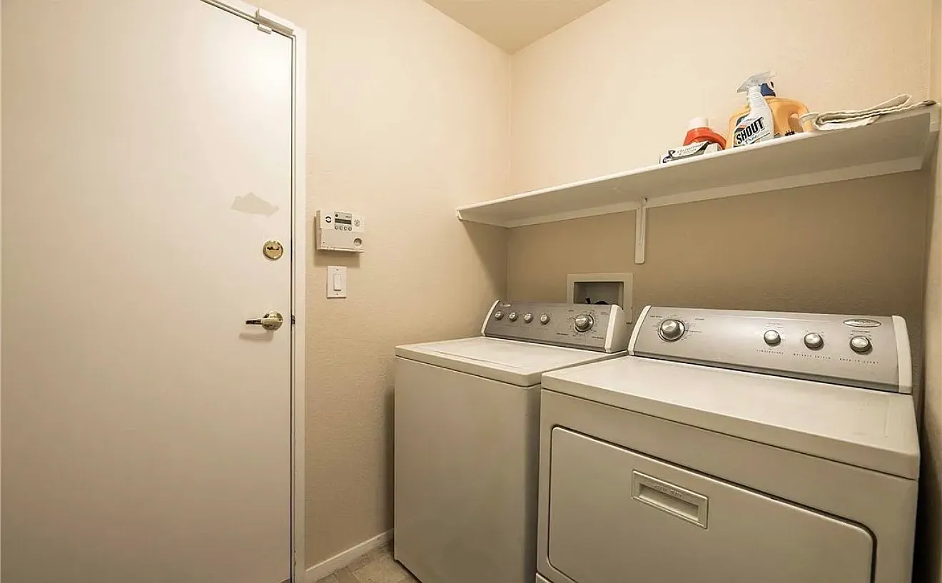3 bed, 2.5 bath, 1468 sqft, $2,100 — Photo 4