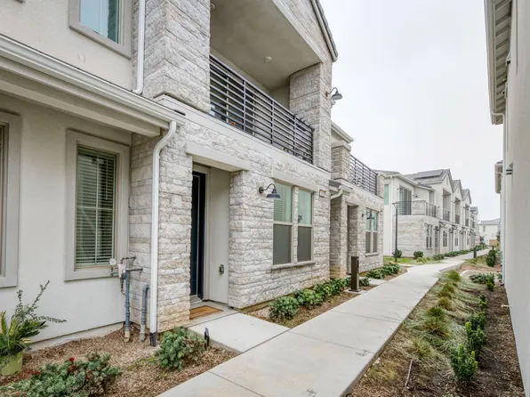 484 W Balsam Ln, Clovis, CA 93611