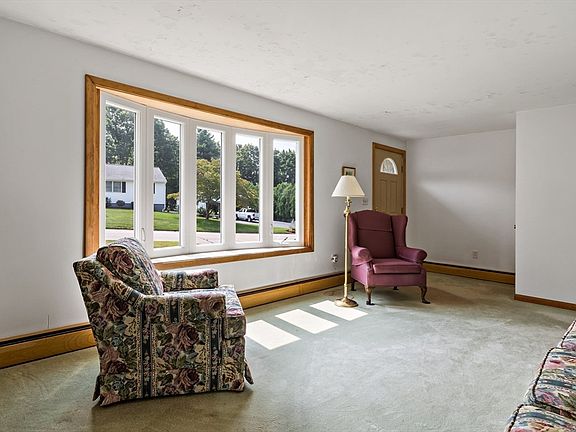 5th image of 30 Rosemarie Dr