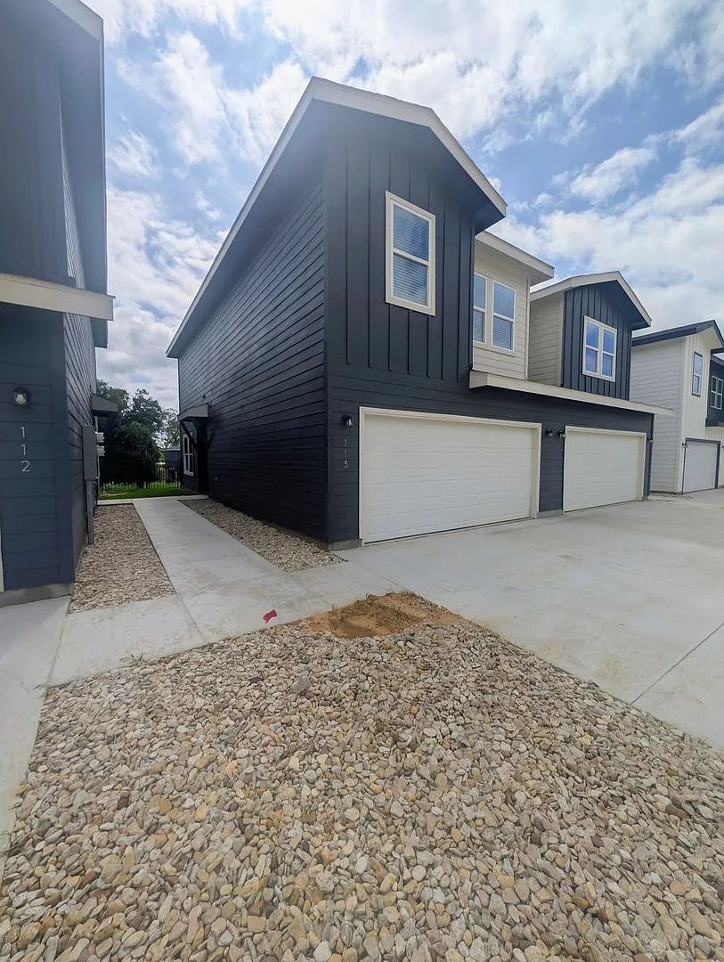 Brand New Duplex in New East Parks Community — Photo 2