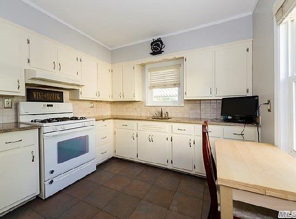 5th image of 132 Poplar St