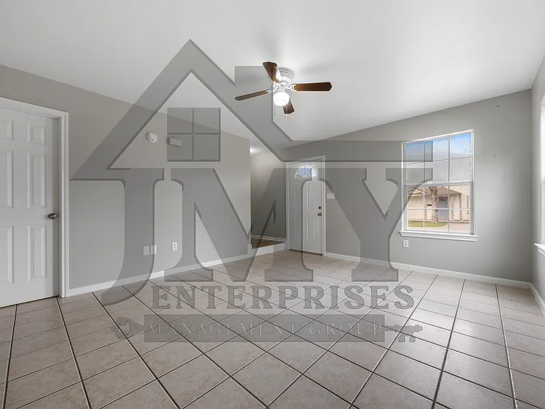 815 Cravens St #B2 — Photo 19