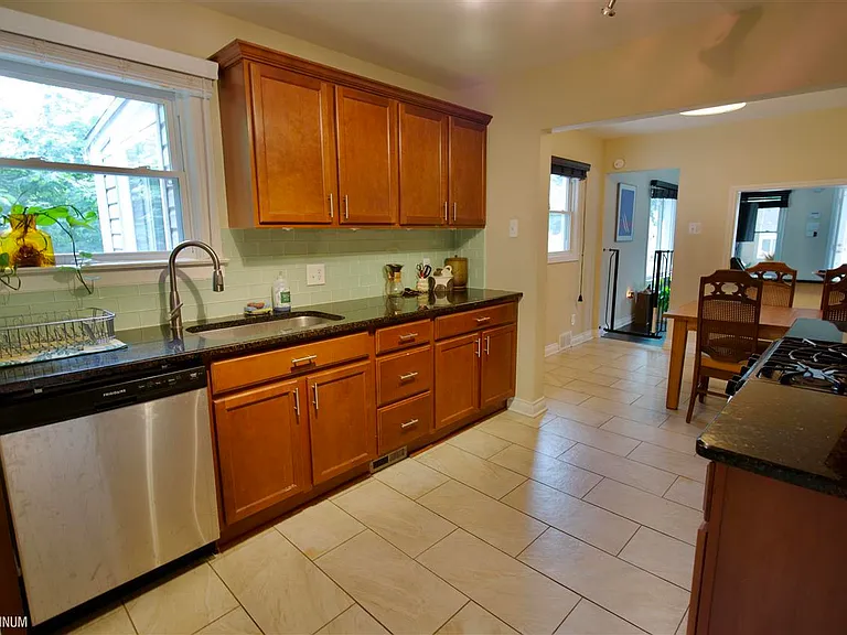 564 Stratford Rd — Photo 17