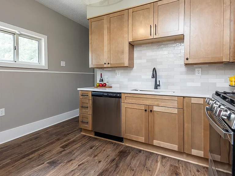 1888 Manila Ave — Photo 4