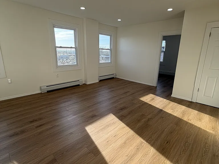 15 Van Courtland Pl #2 — Photo 3