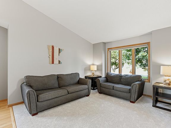 4th image of 1315 Oakwood Ln