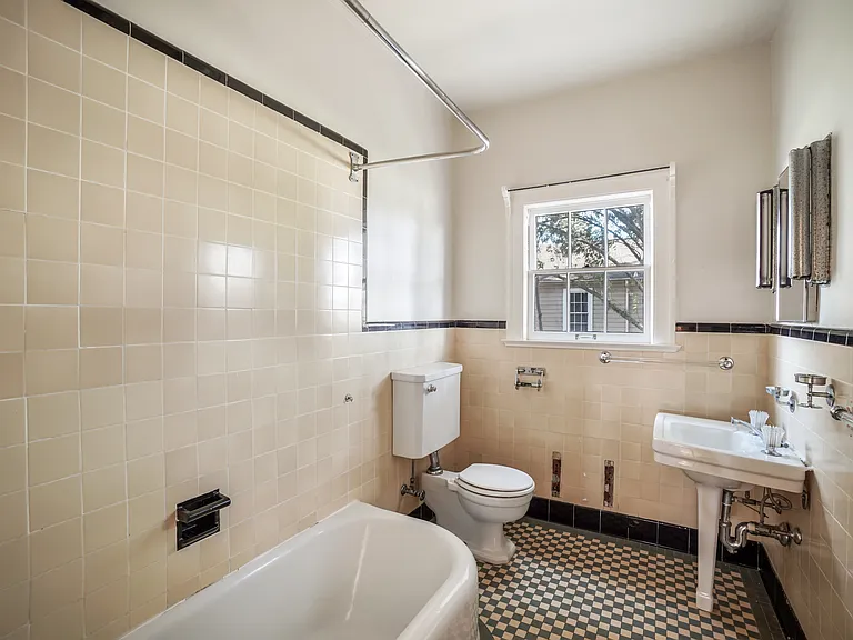 1004 Azuar Dr — Photo 17