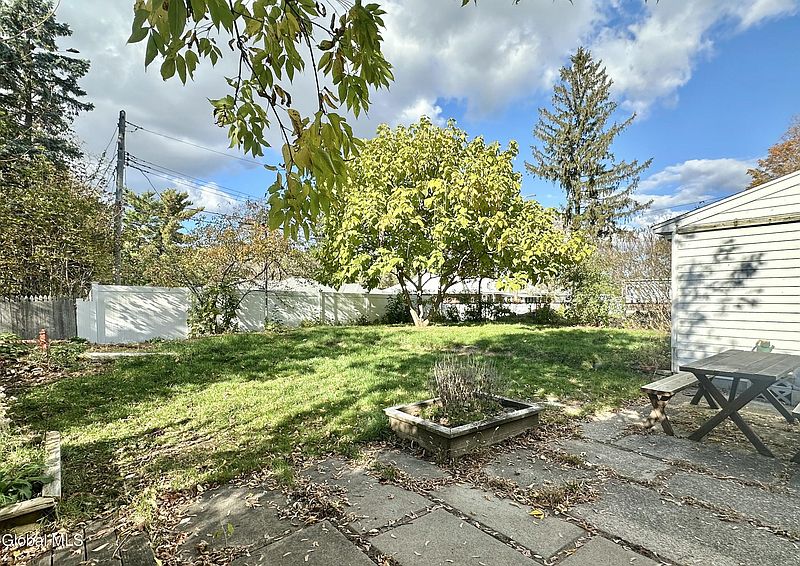3rd image of 135 Western Parkway
