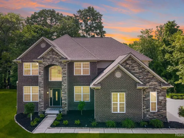 1731 Algonquian Trl, Lake Orion, MI 48362