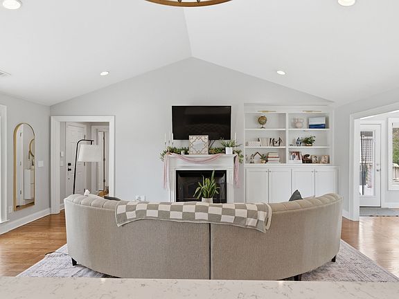 5th image of 2826 Sugartree Rd