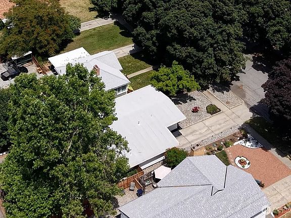 4th image of 320 Pioneer Dr.