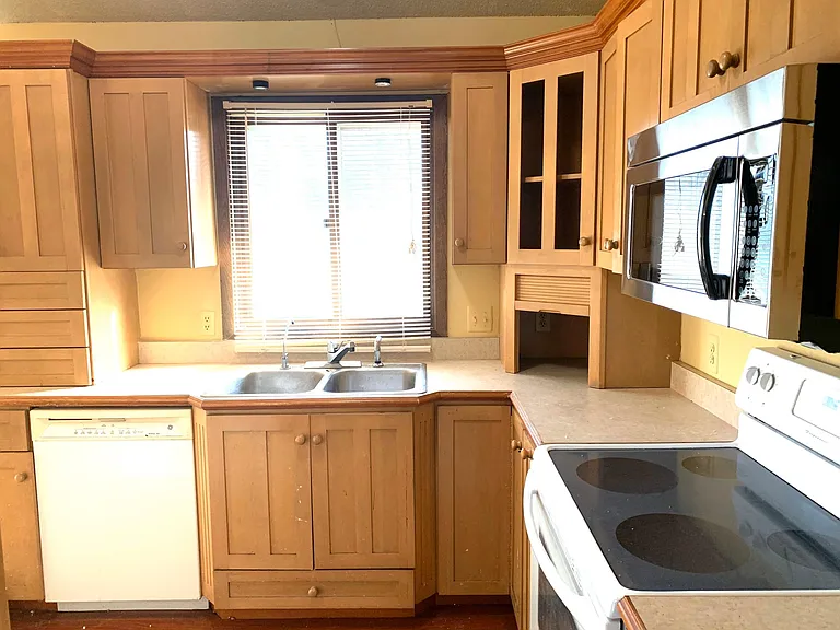 1089 Regency Dr — Photo 2