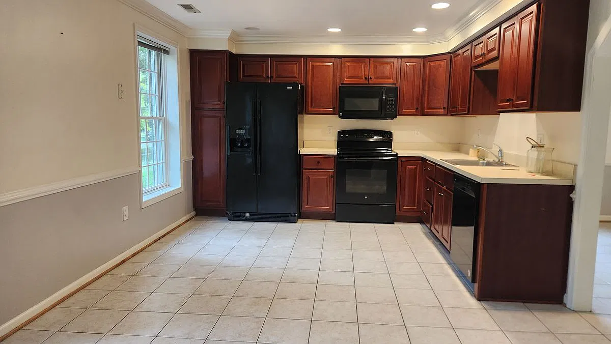 4 bed, 2.0 bath, 2200 sqft, $3,000 — Photo 4