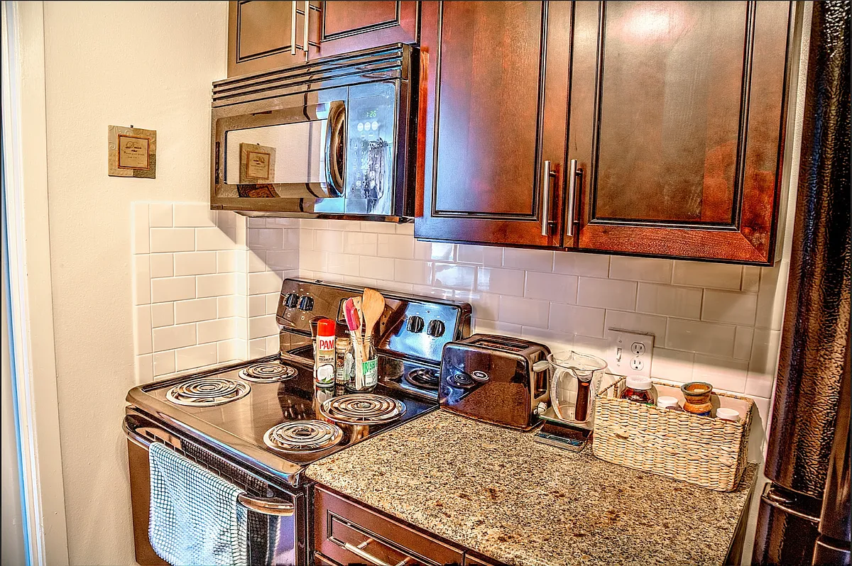Building Photo - 5532 Pershing Ave #102
