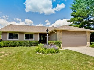 40 E Country Club Ct, Palatine, IL 60067