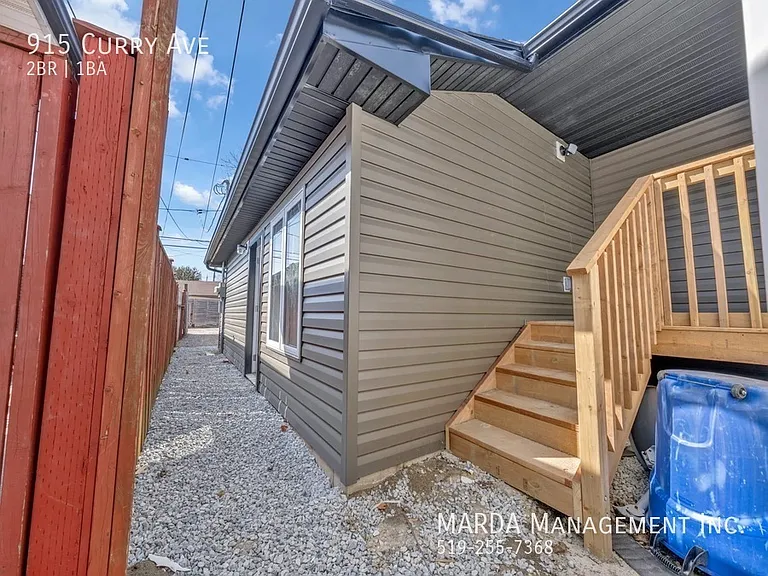 915 Curry Ave — Photo 12