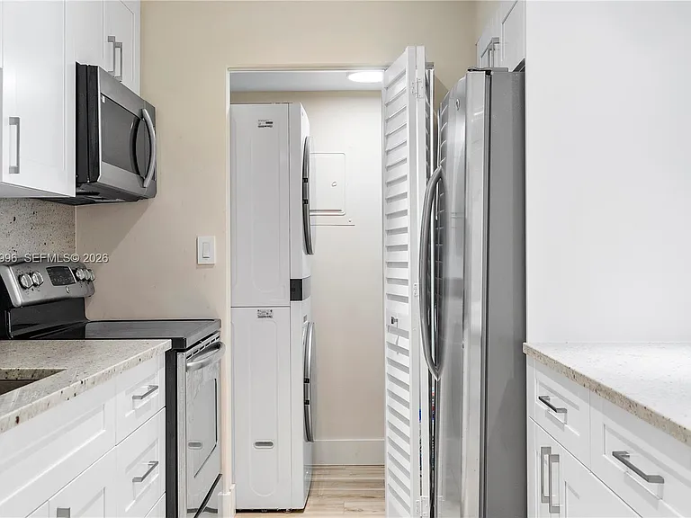 230 Lakeview Dr #106 — Photo 6
