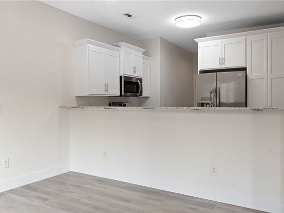 5th image of 10 Minton Ln