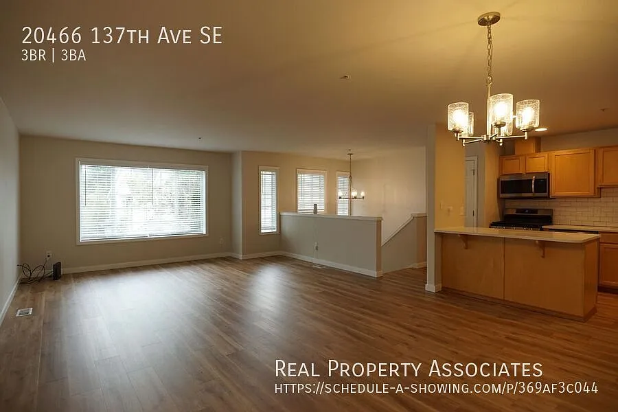 Newer Built Spacious Townhouse in the Hills of Kent Near Renton — Photo 2
