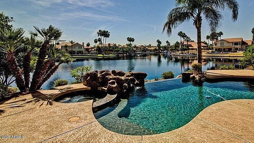2nd image of 927 S PARADISE Drive