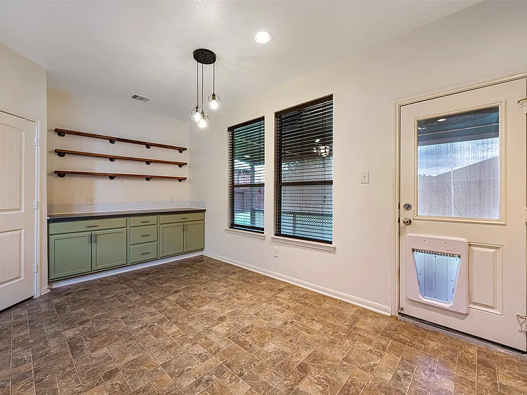 106 Crown Point Ct — Photo 10