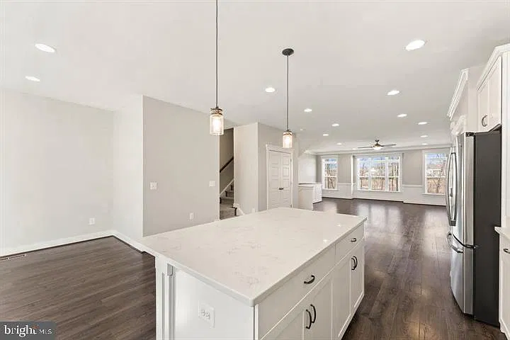 602 Savile Row Ter — Photo 2