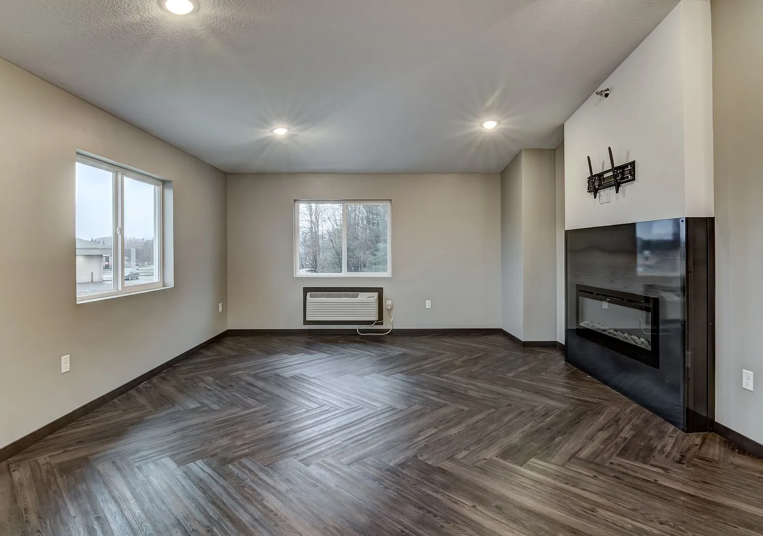 2 Bed 2 Bath - Private Entry! $500 Deposit! — Photo 3