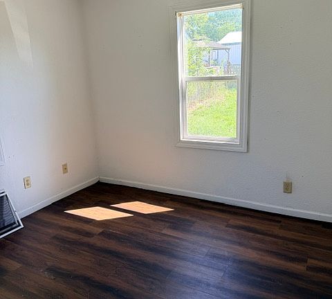 4th image of 1056 S Sharp Ave