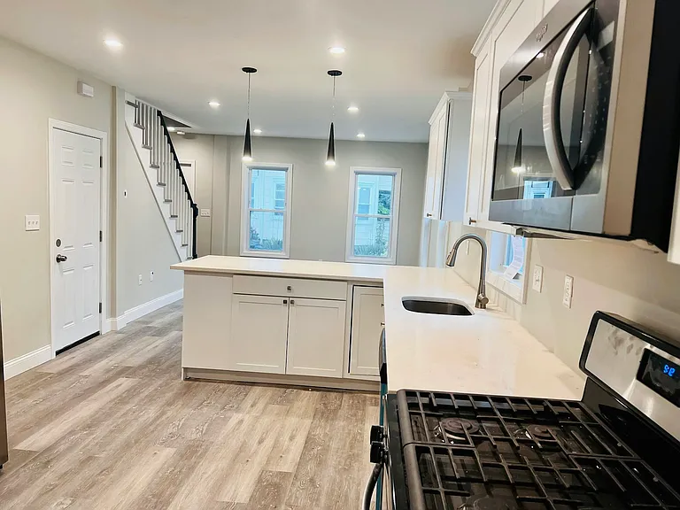 26 Crescent St #26 — Photo 8