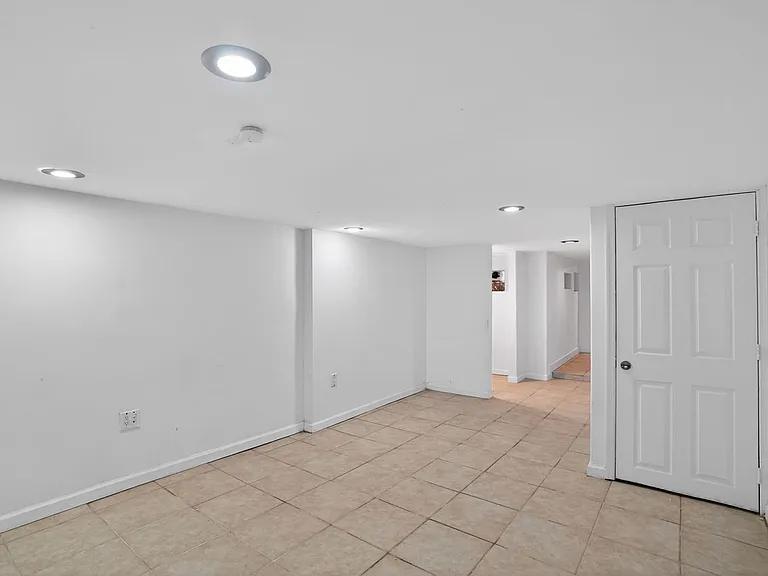 1302 N Dover St — Photo 7