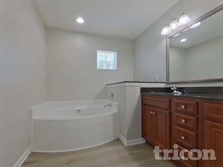 313 Fairford Rd — Photo 16