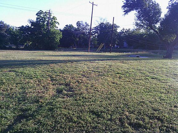 5th image of 2001 Oaks Dr