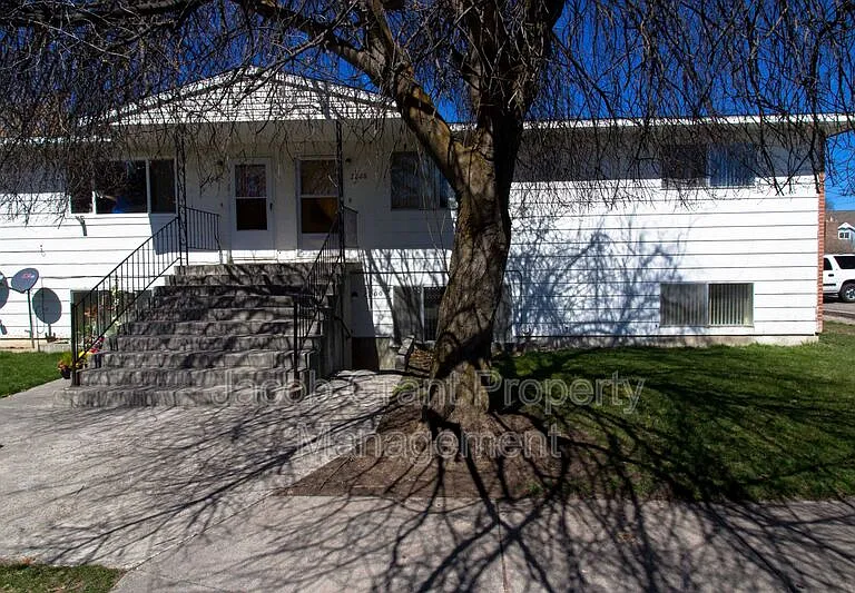 2208 Saint Clair Rd — Photo 1