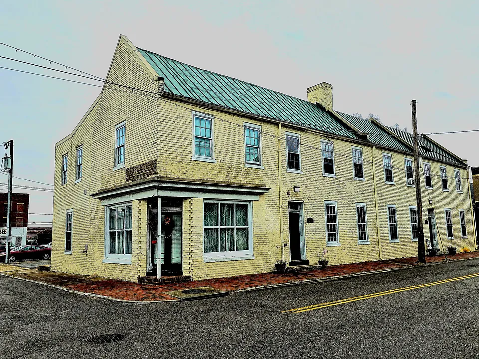201 E Bank St #20