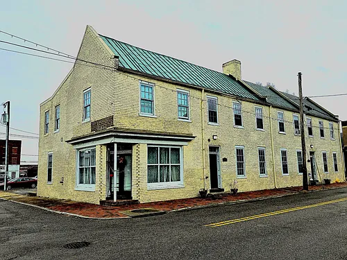 201 E Bank St Photo 1