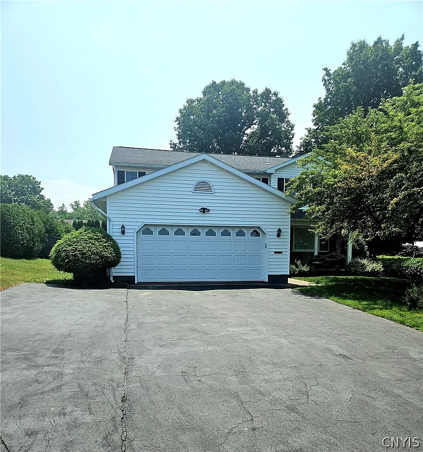 3 bed, 2.5 bath, 2416 sqft, $2,800 — Photo 3