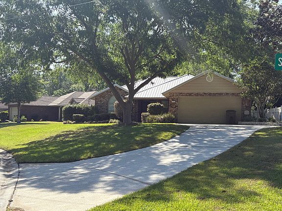 3rd image of 926 SW Brookdale Dr