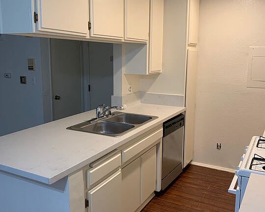 3rd image of 4826 Rosewood Ave APT 6